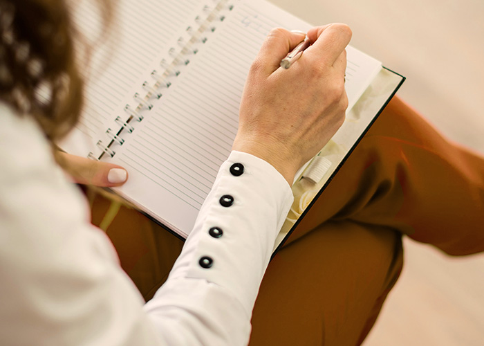 Therapeutisches Gespräch zwischen Frau und Therapeutin, Symbol für offene Kommunikation in der Gesprächspsychotherapie