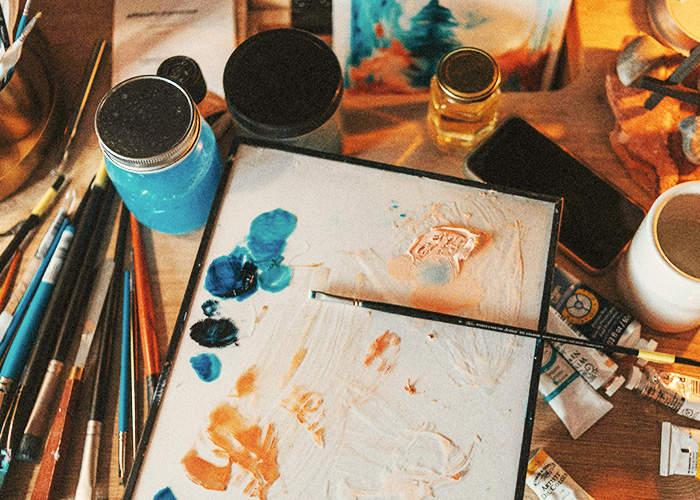 Künstlerisches Material als Medium zur emotionalen Verarbeitung in der Kunsttherapie